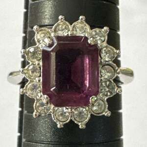 Sarah Coventry Size 8.75 Silvertone Ring Emerald Cut Purple Stone & Crystals
